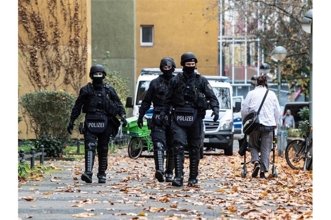 Polizeibeamte gehen zu einem Wohnhaus in Berlin. Foto: Paul Zinken/dpa