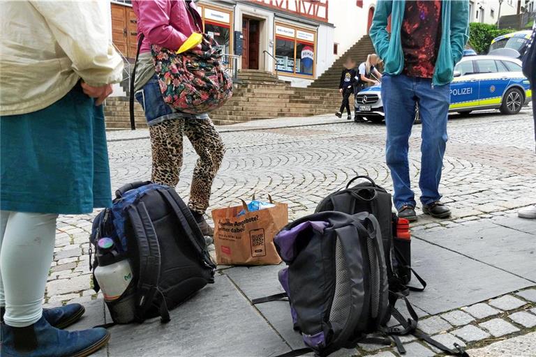 Polizeibeamte haben am Markplatz queere Jugendliche kontrolliert, die sich dadurch zu Unrecht verdächtigt fühlten.