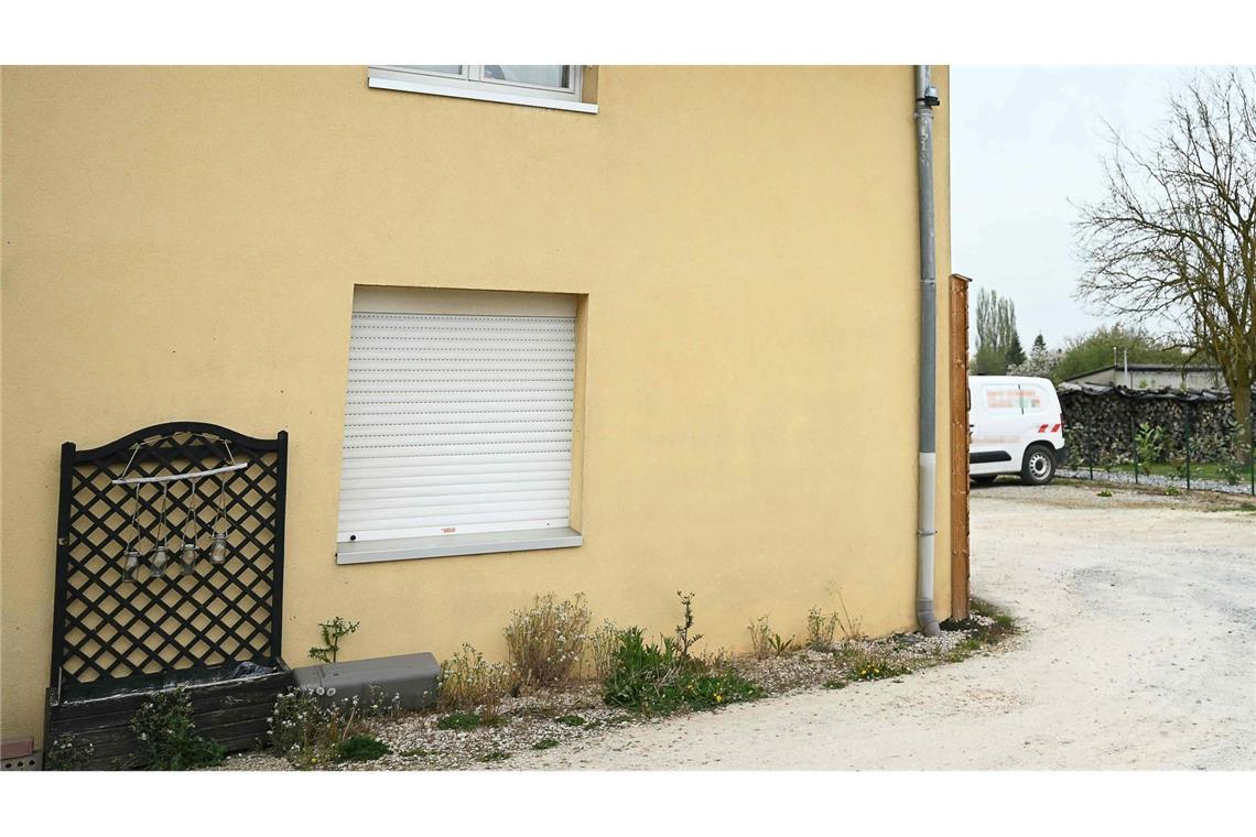 Polizeibeamte haben in einem Lieferwagen einen neunjährigen Jungen entdeckt, der dort über ein Jahr gefangen gehalten worden sein soll.