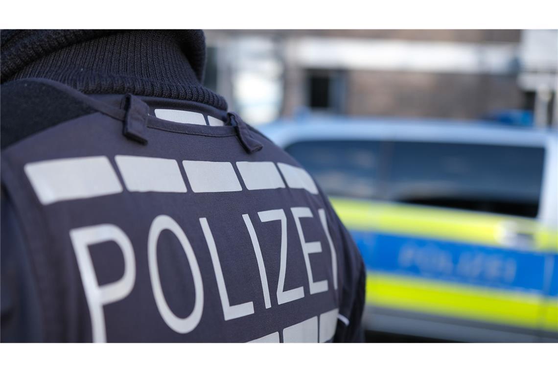 Sturzbetrunkener legt sich mitten auf die Straße – Polizei rückt an Polizeibeamte holten den Betrunkenen von der Straße. (Symbolbild)