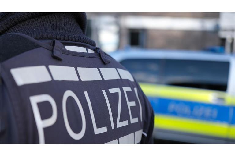 Sturzbetrunkener legt sich mitten auf die Straße – Polizei rückt an Polizeibeamte holten den Betrunkenen von der Straße. (Symbolbild)