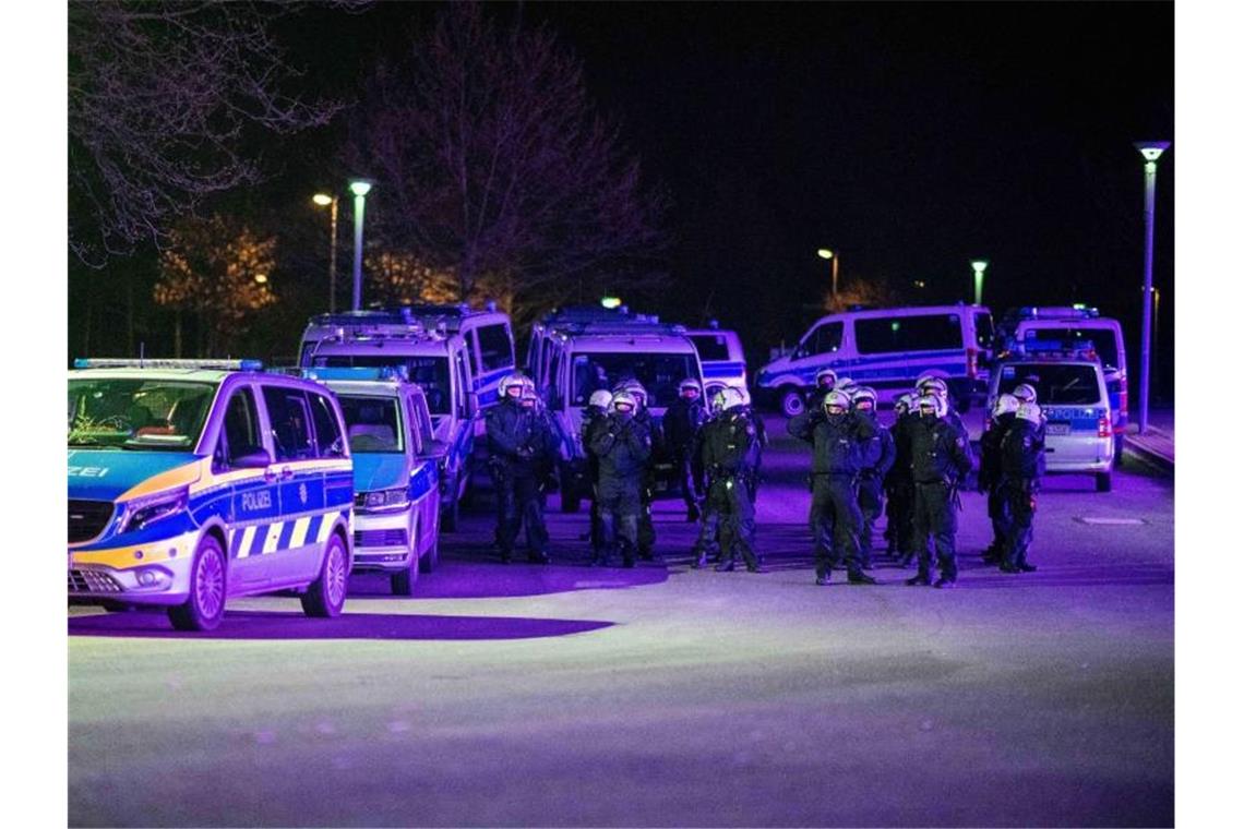 Polizeibeamte im Einsatz vor der Veltins-Arena, nachdem Spieler nach der Rückkehr mit „massiven Aggressionen“ konfrontiert wurden. Foto: Fabian Strauch/dpa