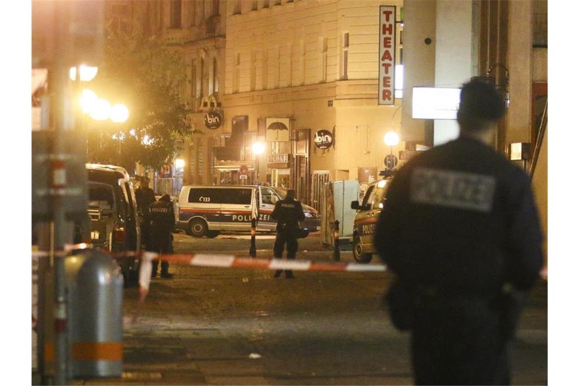 Polizeibeamte im Stadtzentrum von Wien in der Nacht des Anschlags am 2. November 2020. Foto: Ronald Zak/AP/dpa