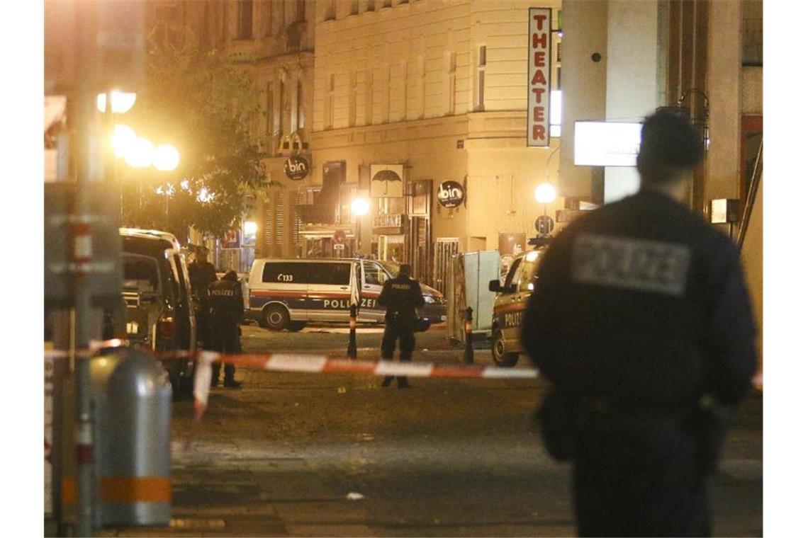 Anschlag in Wien im November: Weitere Festnahme Polizeibeamte im Stadtzentrum von Wien in der Nacht des Anschlags am 2. November 2020. Foto: Ronald Zak/AP/dpa