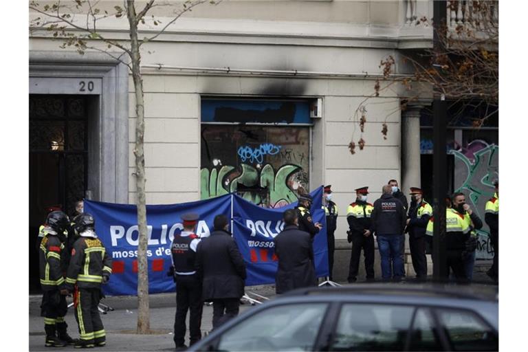 Polizeibeamte in der Nähe des Gebäudes in Barcelona, in dem es gebrannt hatte. Foto: Kike Rincón/EUROPA PRESS/dpa
