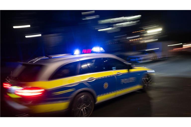 Polizeibeamte konnten den 15-jährigen Autofahrer schließlich dingfest machen. (Symbolbild)