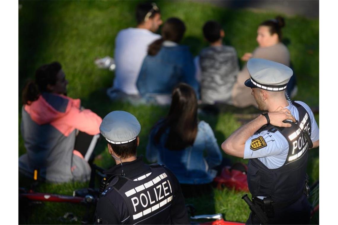 Polizei kontrolliert 70 000 Menschen wegen Corona-Pandemie Polizeibeamte kontrollieren auf der Karlshöhe die Einhaltung der Vorschriften zur Eindämmung des Coronavirus. Foto: Sebastian Gollnow/dpa/Archivbild