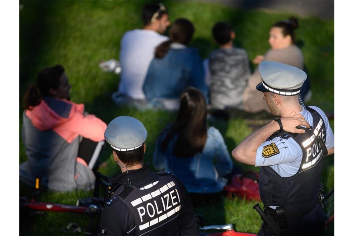 Polizeibeamte kontrollieren auf der Karlshöhe die Einhaltung der Vorschriften zur Eindämmung des Coronavirus. Foto: Sebastian Gollnow/dpa/Archivbild