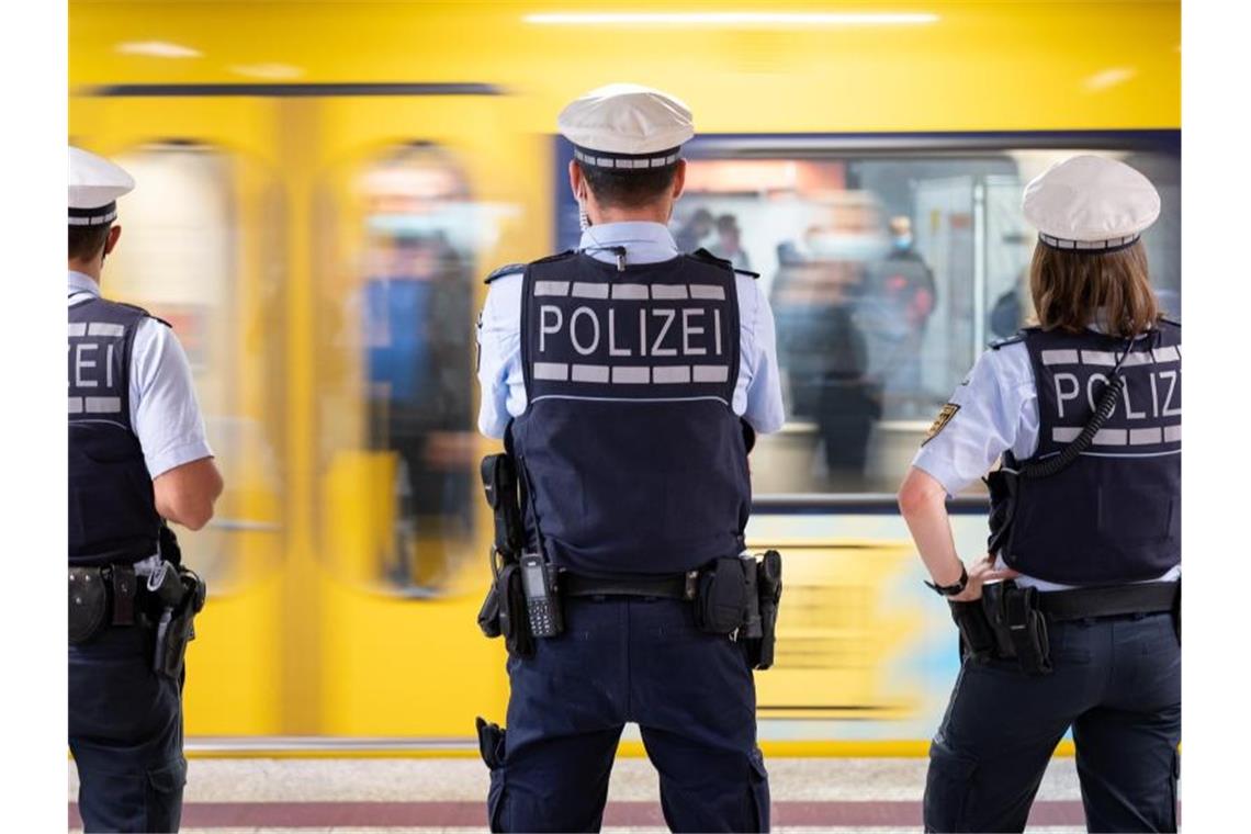 Polizeibeamte kontrollieren die Einhaltung der Maskenpflicht im öffentlichen Nahverkehr. Foto: Sebastian Gollnow/dpa/Archivbild