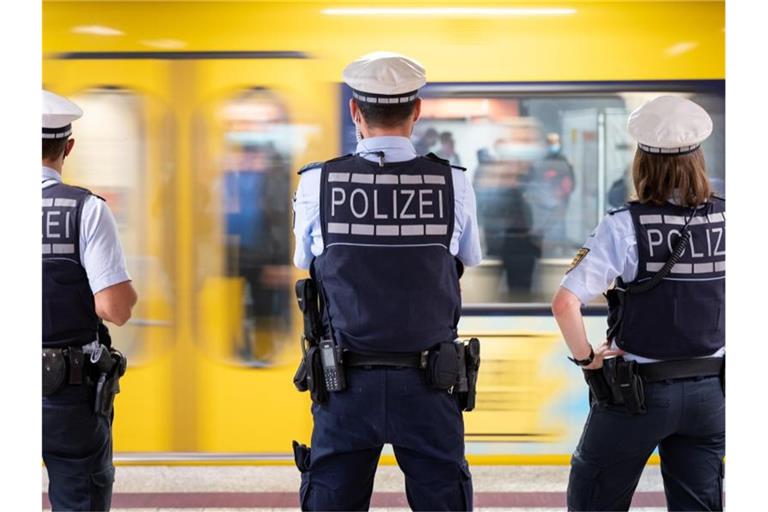 Polizeibeamte kontrollieren die Einhaltung der Maskenpflicht im öffentlichen Nahverkehr. Foto: Sebastian Gollnow/dpa/Archivbild