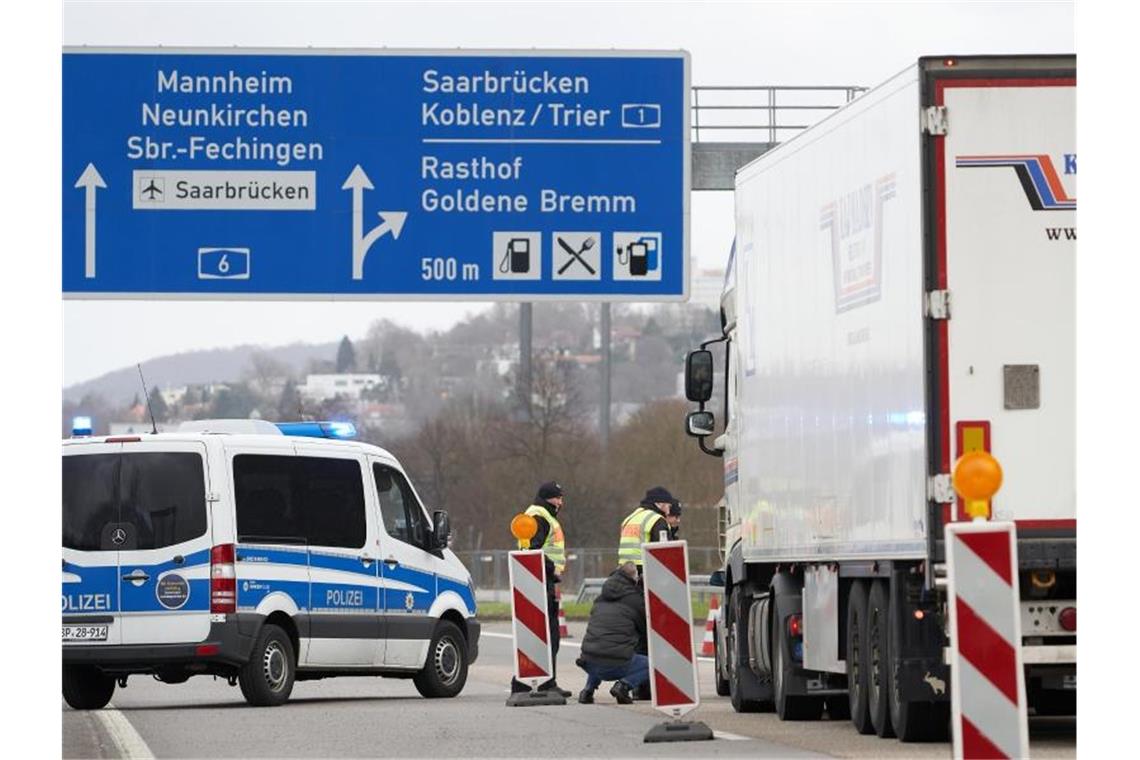 Polizeibeamte kontrollieren in Saarbrücken stichprobenartig den aus Frankreich einfahrenden Grenzverkehr. Foto: Thomas Frey/dpa