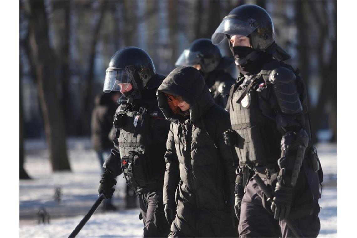 Nawalny-Team ruft russische Frauen zu Protesten auf Polizeibeamte nehmen am Sonntag eine Demonstrantin in St. Petersburg fest. Foto: Stringer/SOPA Images via ZUMA Press Wire/dpa