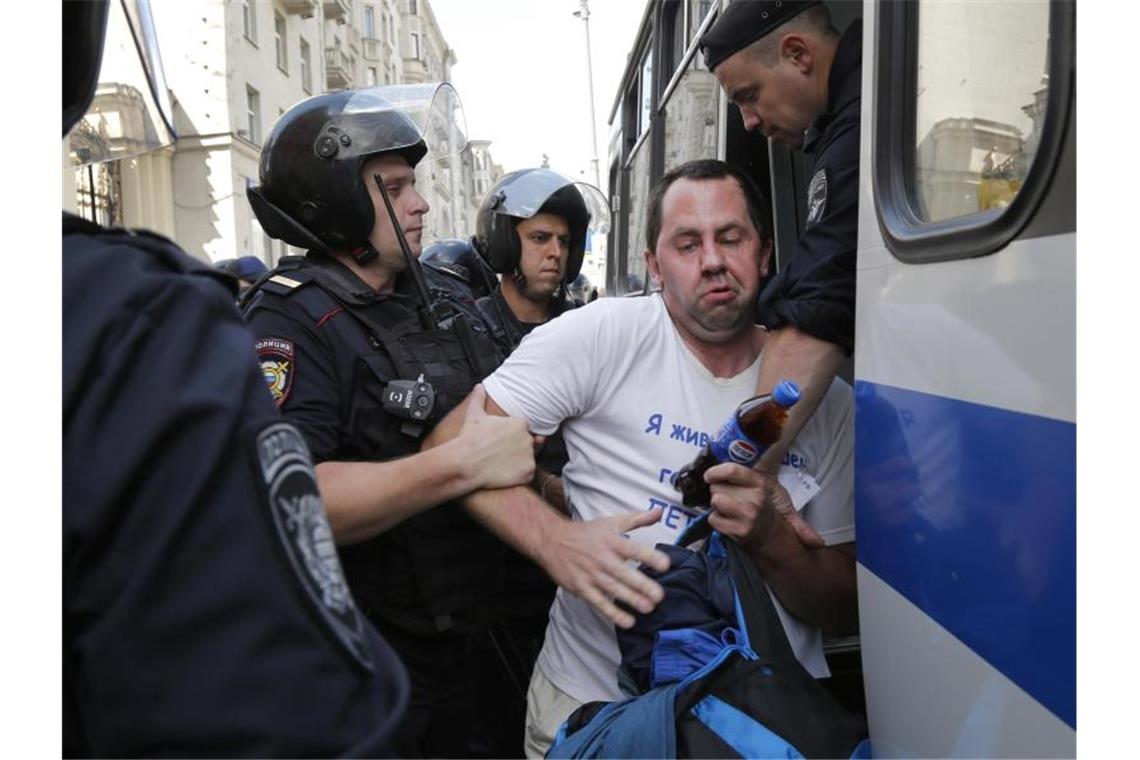 Mehr als Tausend Festnahmen bei Demonstration in Moskau Polizeibeamte nehmen einen Mann fest. Foto: Alexander Zemlianichenko/AP