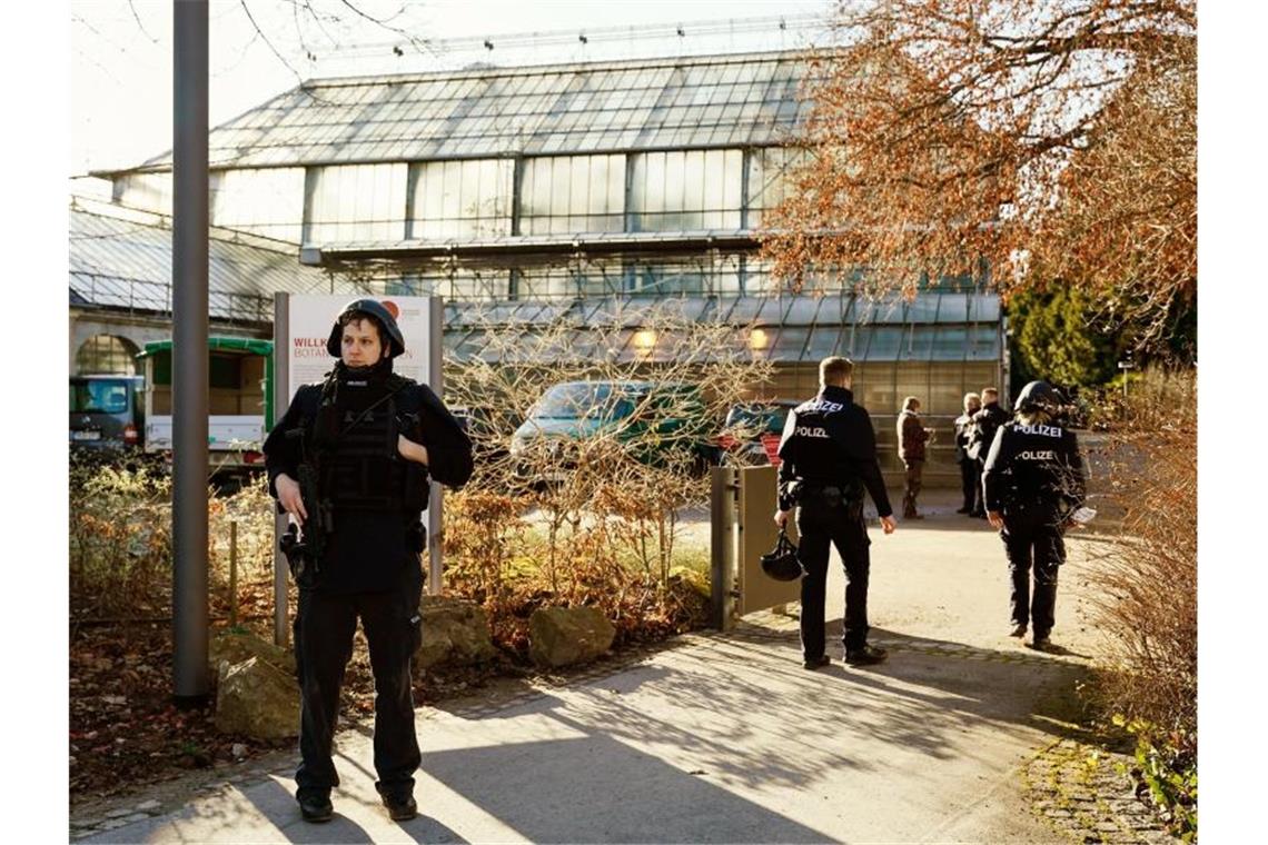 Polizeibeamte sichern das Gelände des Botanischen Gartens der Heidelberger Universität. Foto: Uwe Anspach/dpa