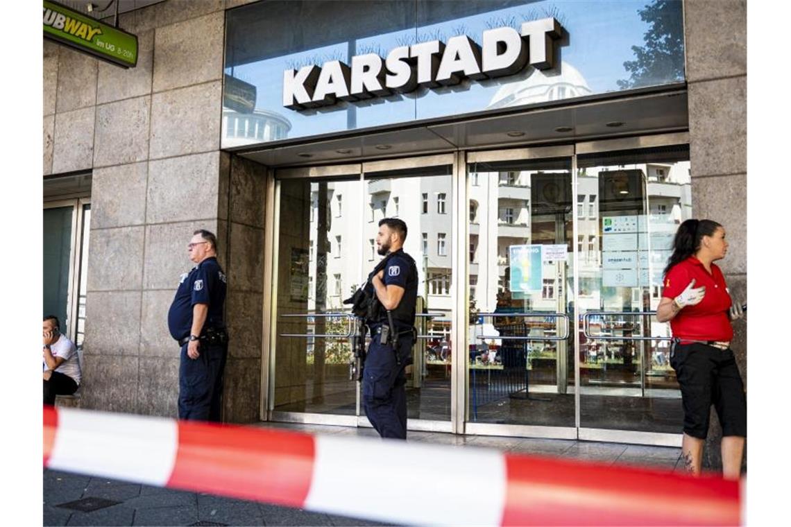 Polizeibeamte sichern das Kaufhaus Karstadt am Hermannplatz. Unbekannte haben einen Raubüberfall auf ein Bankfiliale hier verübt. Foto: Fabian Sommer/dpa