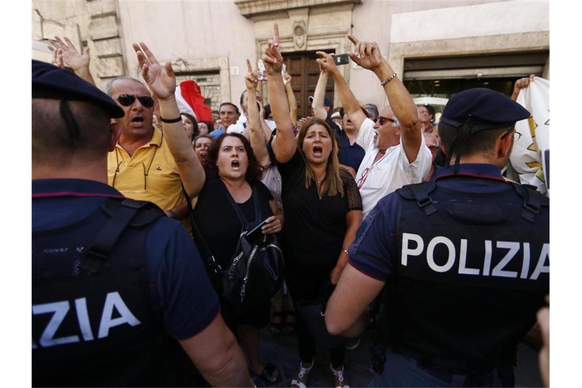Polizeibeamte sichern eine Demonstration vor der italienischen Abgeordnetenkammer. Foto: Cecilia Fabiano/LaPresse via ZUMA Press