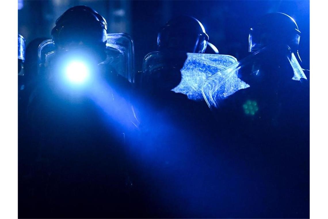 Polizeibeamte sichern nach der Auflösung der Demonstration eine Straße in Leipzig-Connewitz. Foto: Hendrik Schmidt/dpa-Zentralbild/dpa