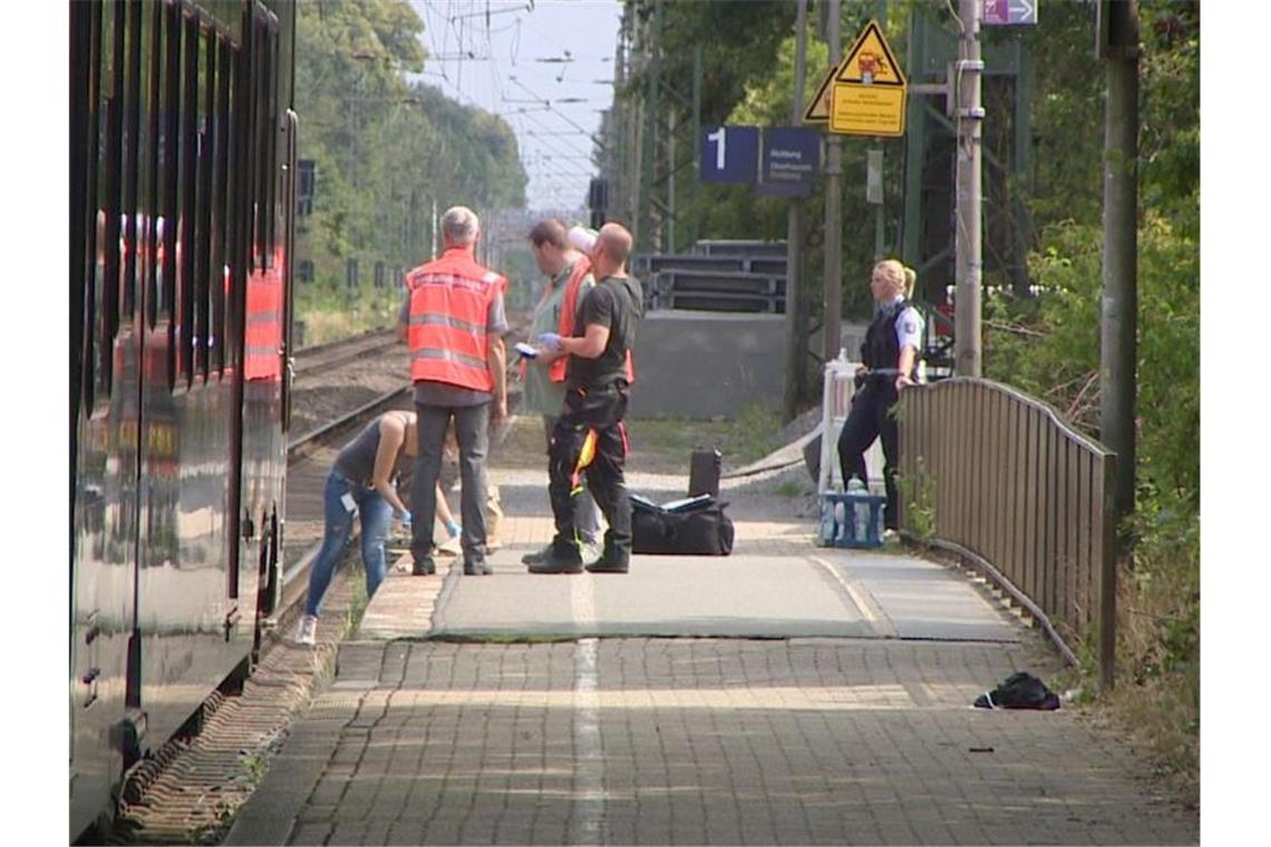 Frau hinterrücks vor Zug gestoßen - Mann war polizeibekannt Polizeibeamte sichern nach der Tat am Bahnhof in Voerde Spuren. Foto: Guido Schulmann/tv-niederrhein
