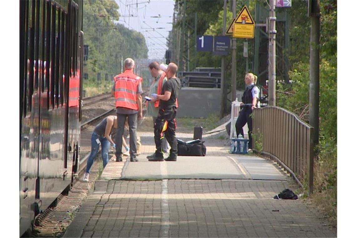 Polizeibeamte sichern nach der Tat am Bahnhof in Voerde Spuren. Foto: Guido Schulmann/tv-niederrhein