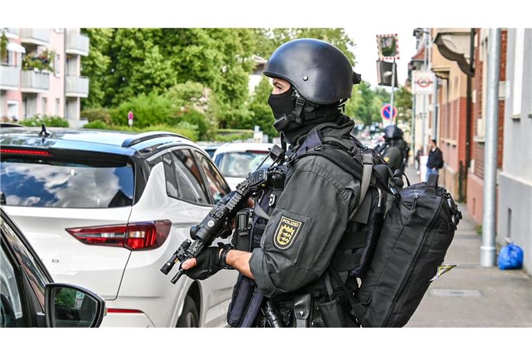 Polizeibeamte sind in der Göppinger Innenstadt im Einsatz. Nach Angaben eines Sprechers sei nach einer Person gesucht worden, die mit einer Schreckschschusswaffe schoss.