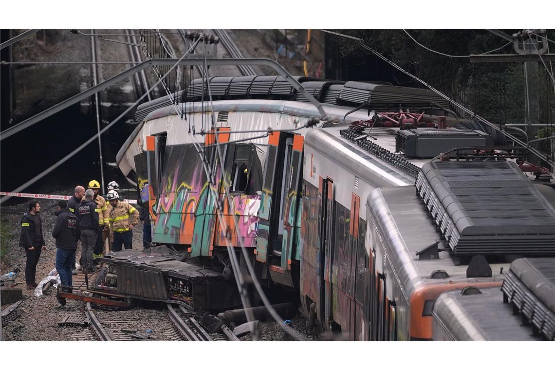Polizeibeamte sind nach der der Entgleisung eines Pendlerzuges in der Nähe von Barcelona im Einsatz.