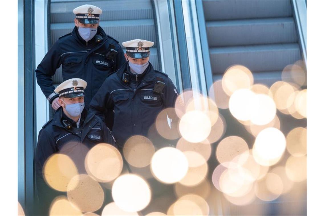 Polizei kündigt verstärkte Kontrollen zu Silvester an Polizeibeamte sind zur Kontrolle der Einhaltung der Corona-Maßnahmen in einem Einkaufszentrum. Foto: Sebastian Gollnow/dpa/Archivbild