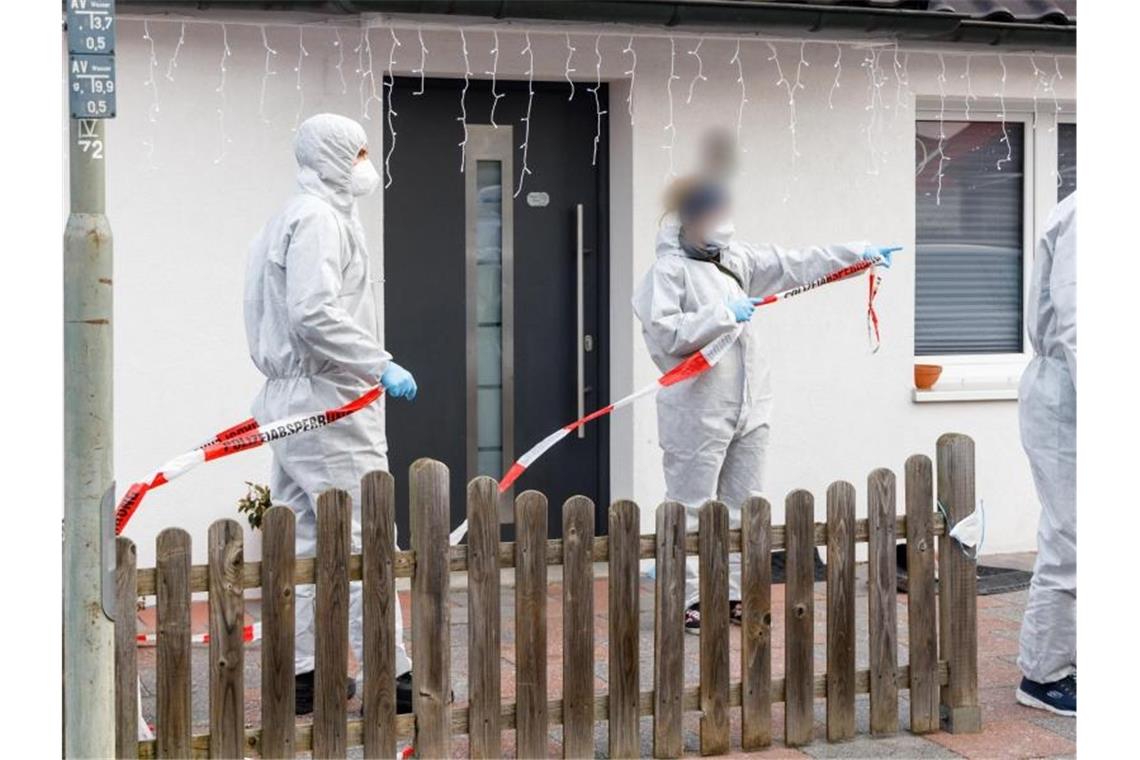 Obduktionsergebnis zum Fall Glinde: Vater gab Schüsse ab Polizeibeamte sperren mit Flatterband den Tatort ab. Foto: Markus Scholz/dpa