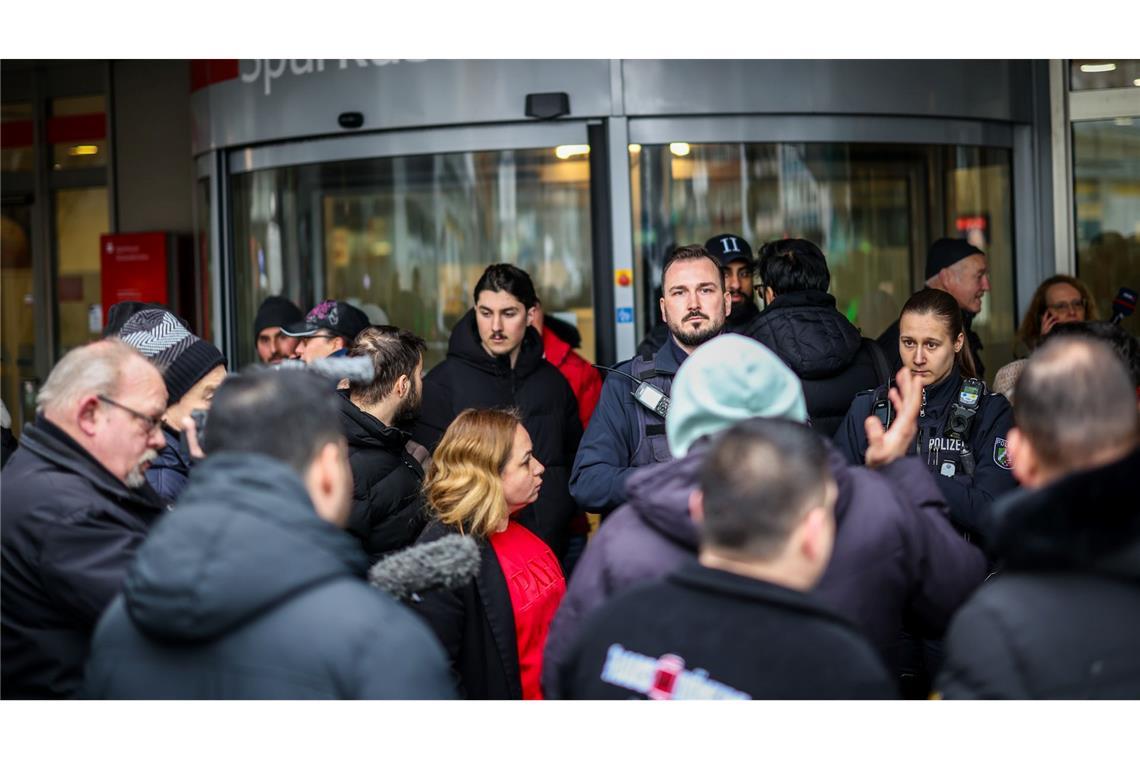 Loch im Tresorraum löst Ansturm besorgter Bankkunden aus