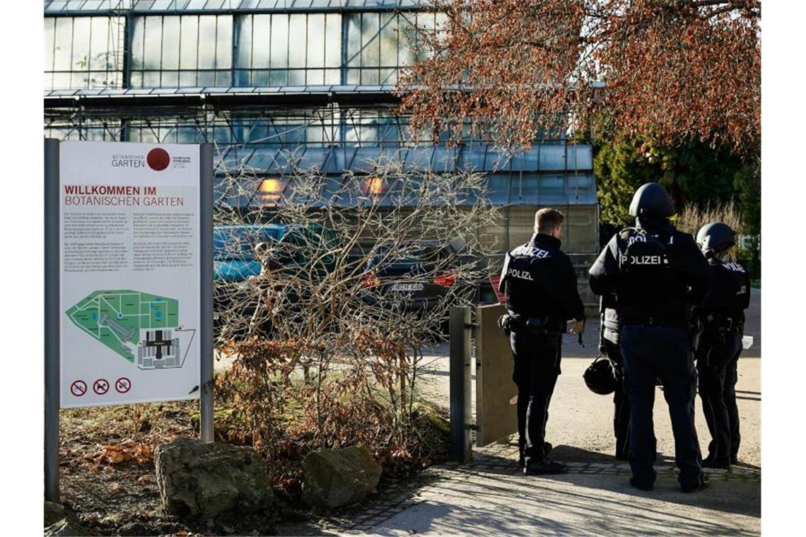 Polizeibeamte stehen am Gelände des Botanischen Gartens der Heidelberger Universität. Foto: Uwe Anspach/dpa