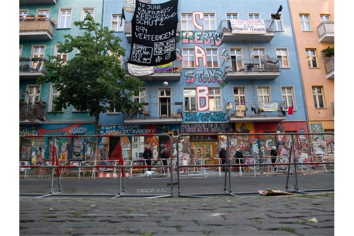 Brandschutzprüfung: Polizei bricht in „Rigaer 94“ Türen auf Polizeibeamte stehen am Morgen vor Beginn des Einsatzes an dem Haus Nr. 94 in der Rigaer Straße. Foto: Paul Zinken/dpa-Zentralbild/dpa