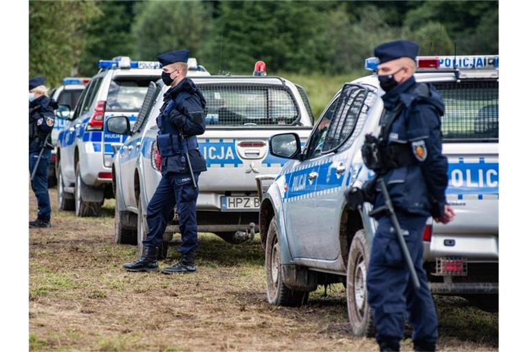 Polizeibeamte stehen an der polnisch-belarussischen Grenze. Foto: Attila Husejnow/SOPA Images via ZUMA Press Wire/dpa