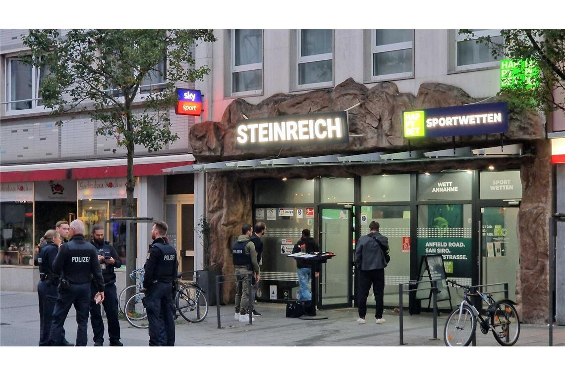 Bilder des Tages Polizeibeamte stehen auf dem Marktplatz. Ein Unbekannter hat auf dem Marktplatz von Gießen mehrere Schüsse abgegeben.