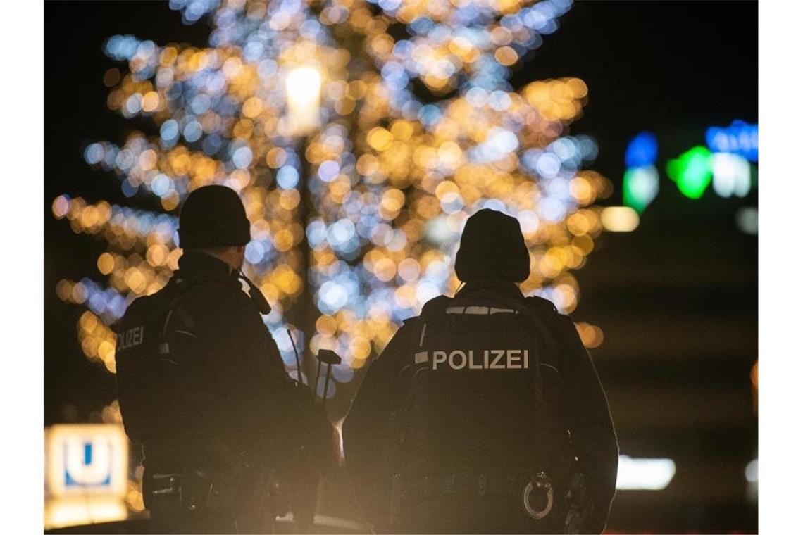 Polizeibeamte stehen auf dem Schlossplatz in Stuttgart vor dem Königsbau. Foto: Sebastian Gollnow/dpa