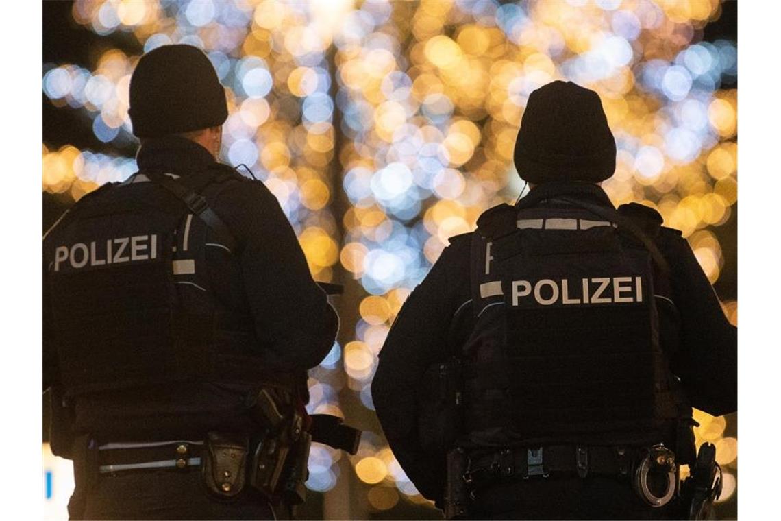 Polizeibeamte stehen auf dem Schlossplatz vor dem Königsbau. Foto: Sebastian Gollnow/dpa/Archivbild