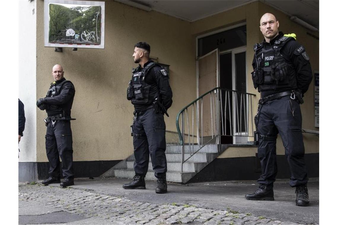 Polizeibeamte stehen im Rahmen einer Razzia auf der Mecklenburgischen Straße in Berlin. Foto: Paul Zinken/dpa-zb-Zentralbild/dpa