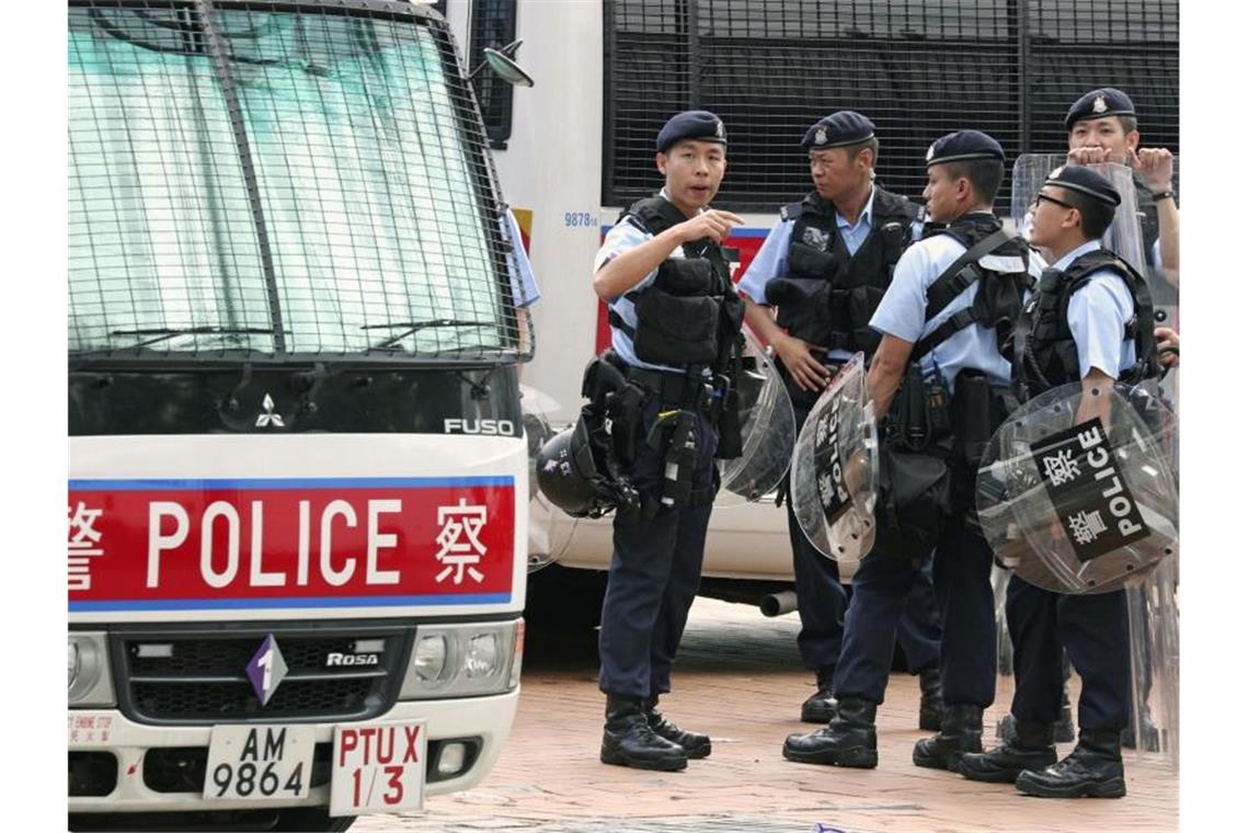 Proteste in Hongkong: Aktivist Wong aus Haft entlassen Polizeibeamte stehen im Umkreis des Legislativrates von Hongkong Wache. Foto: Kyodo