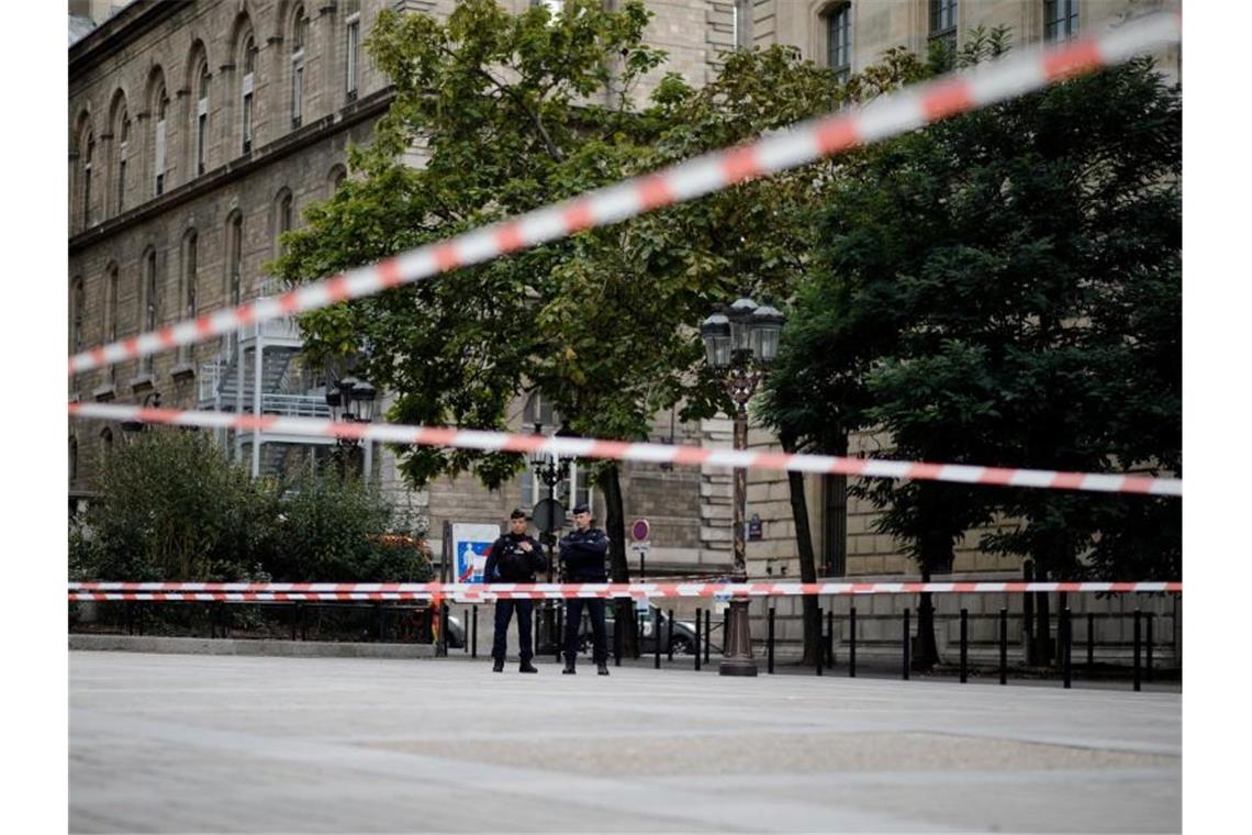 Terror-Verdacht nach Messerangriff in Paris Polizeibeamte stehen nach der Messerattacke vor der Pariser Polizeipräfektur Wache. Foto: Kamil Zihnioglu/AP/dpa