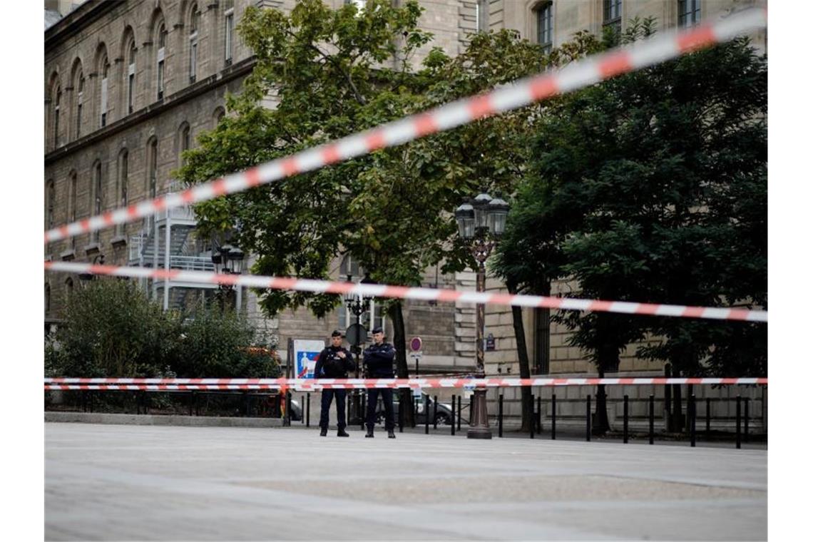 Polizeibeamte stehen nach der Messerattacke vor der Pariser Polizeipräfektur Wache. Foto: Kamil Zihnioglu/AP/dpa