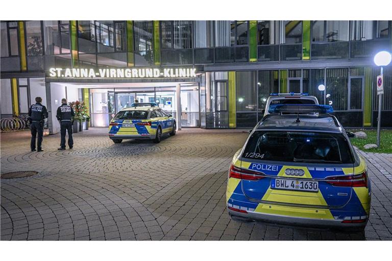 Polizeibeamte stehen vor dem Eingang der St. Anna-Virngrund-Klinik. Ein Patient hat einen anderen Patienten attackiert und verletzt.