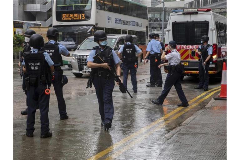 Polizeibeamte stehen vor einem Gericht in Hongkong Wache. Foto: Uncredited/AP/dpa