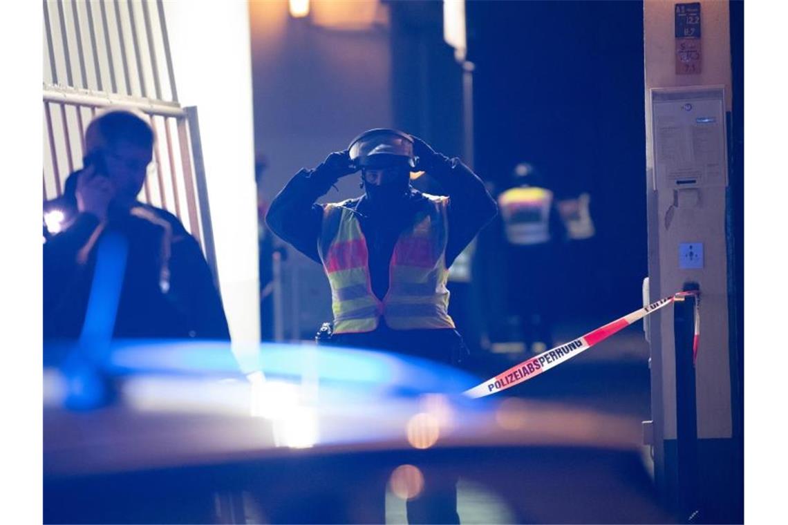 Polizeibeamte stehen vor einer Toreinfahrt zu einem Gebäude an der Stresemannstraße in Kreuzberg. Dort kam es am frühen Morgen zu einer Schießerei. Foto: Paul Zinken/dpa