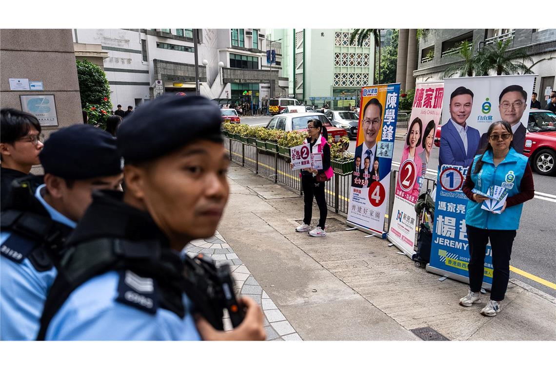Polizeibeamte stehen Wache, während einer Wahlkampfveranstaltung.