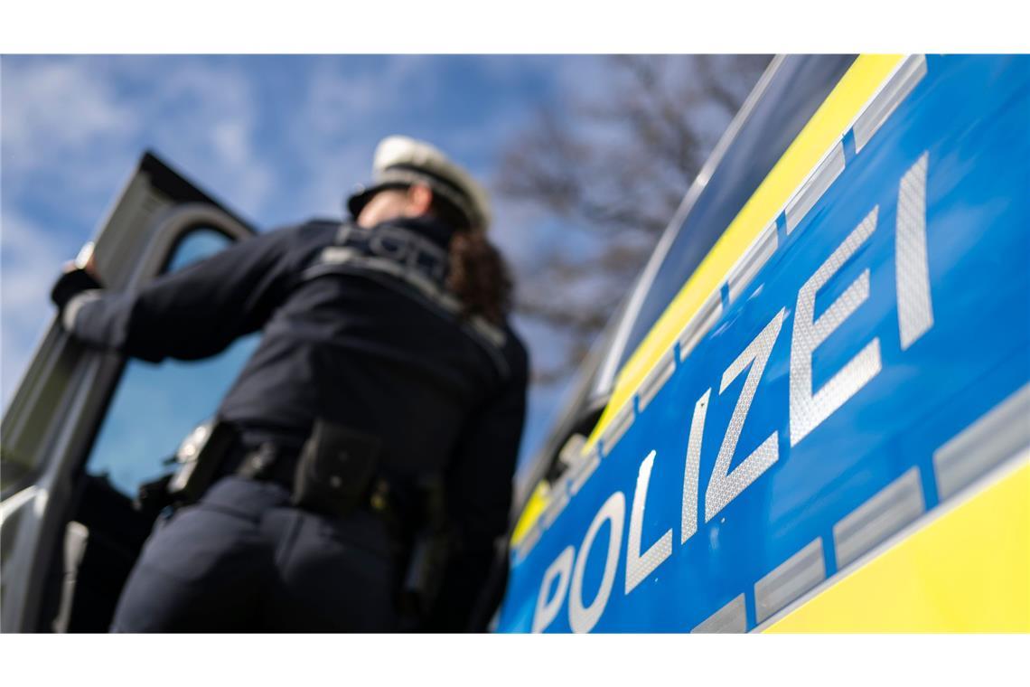 Polizeibeamte stoppten den Motorradfahrer. (Symbolbild)