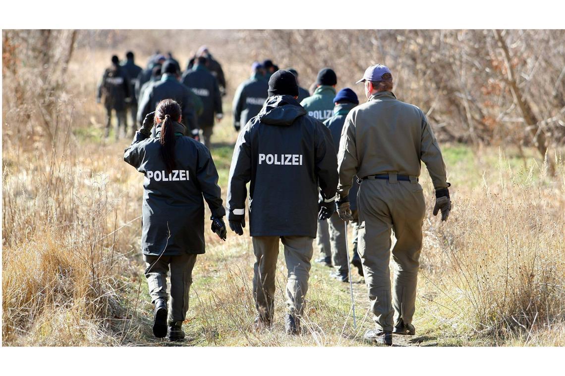 Totes Baby im Müllsack im Kreis Lörrach – Polizei sucht Gelände ab Polizeibeamte suchen das Gelände ab. (Symbolbild)