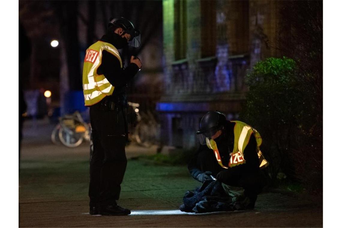 Polizeibeamte suchen in der Nähe des U-Bahnhof Möckernbrücke nach Spuren. Foto: Paul Zinken/dpa