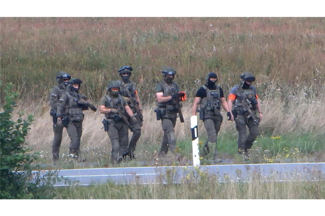 Verdächtiger nach Messerattacke auf Kind gefasst Polizeibeamte suchten nach dem Täter, nachdem eine Zehnjährige aus Schallodenbach in der Pfalz mit einem Messer schwer verletzt worden war. Ein 22-Jähriger stand unter Verdacht und wurde inzwischen gefasst.