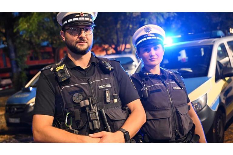 Polizeibeamte tragen die neue Uniform der Polizei in Baden-Württemberg. Statt hellblauer Hemden tragen die Beamtinnen und Beamten jetzt häufiger dunkelblaue Poloshirts.