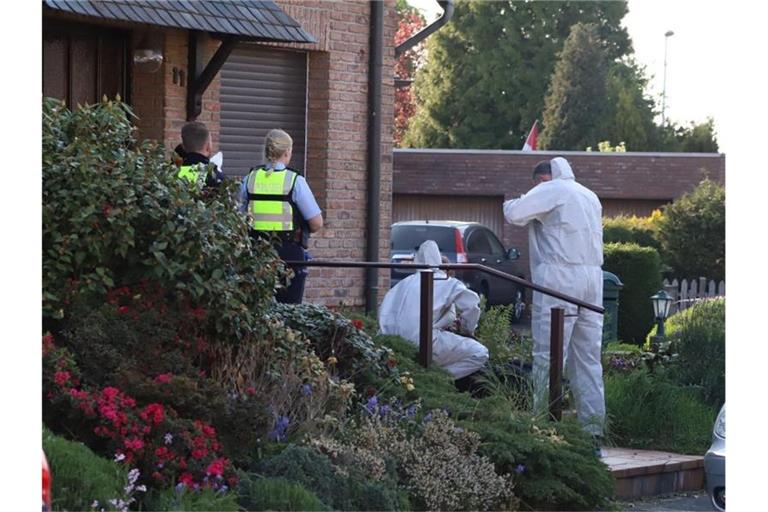 Polizeibeamte und die Spurensicherung stehen am Ort des Geschehens in Dormagen. Foto: Gianni Gattus/Blaulicht Solingen/dpa