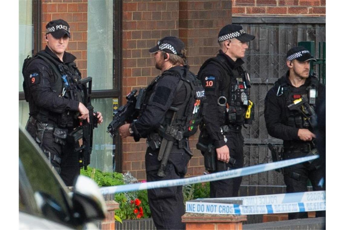 Attentat auf Abgeordneten löst Demokratiedebatte aus Polizeibeamte und Rettungskräfte stehen am Tatort. Der tödliche Messerangriff wurde jetzt als terroristische Tat eingestuft. Foto: Nick Ansell/PA Wire/dpa