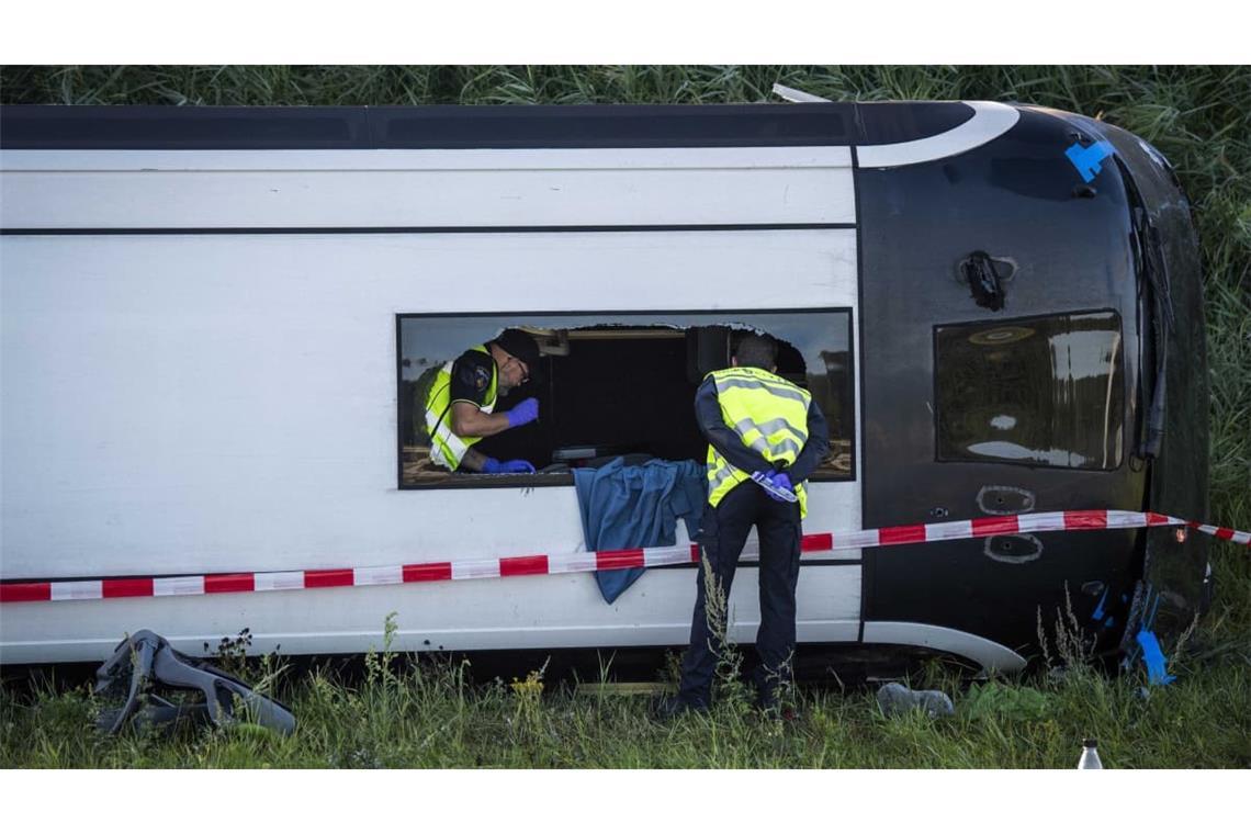 Polizeibeamte untersuchen den Bus: Die Gruppe war rund 100 Kilometer nordöstlich von Amsterdam unterwegs.
